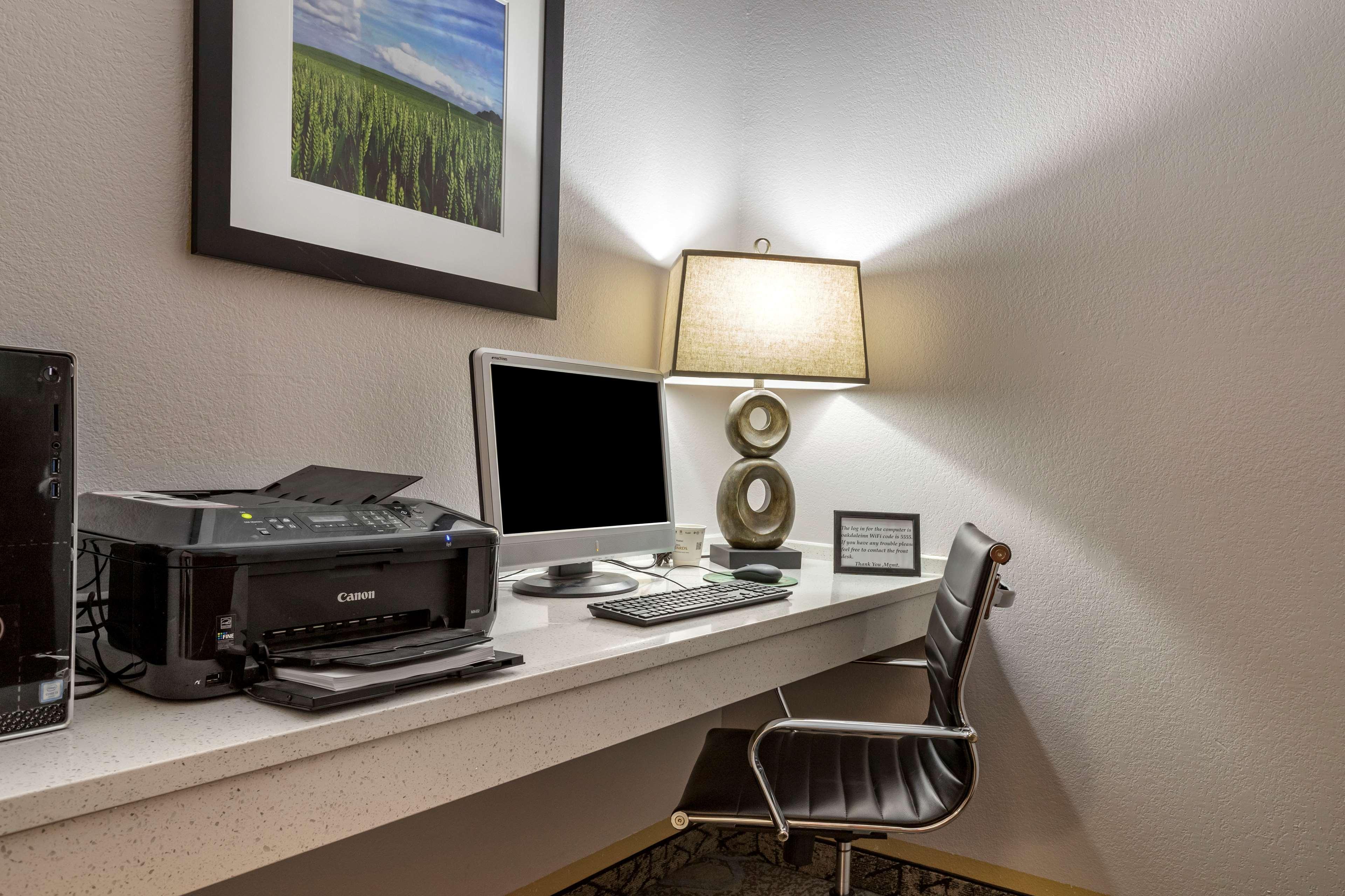 Best Western Oakdale Inn Екстериор снимка