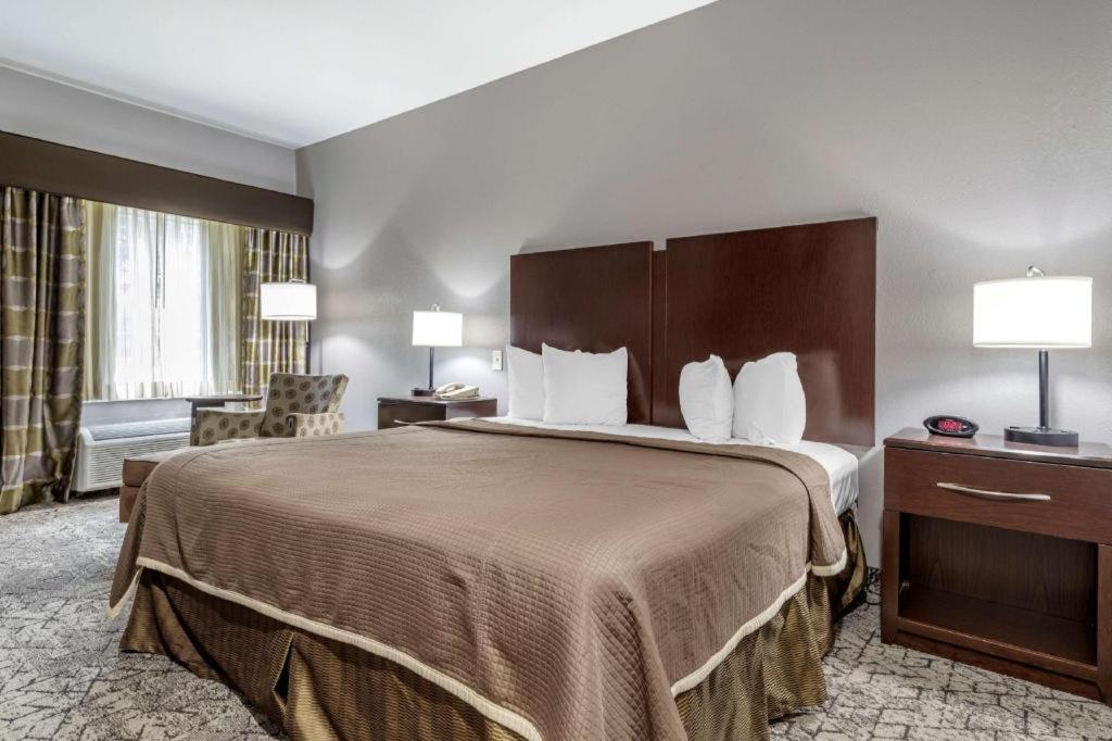 Best Western Oakdale Inn Екстериор снимка