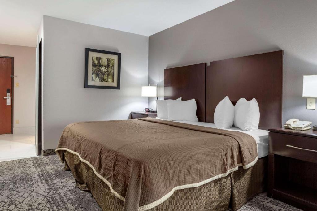 Best Western Oakdale Inn Екстериор снимка