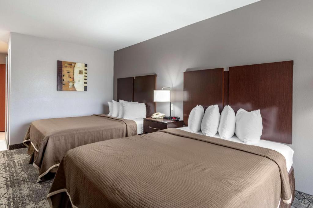 Best Western Oakdale Inn Екстериор снимка