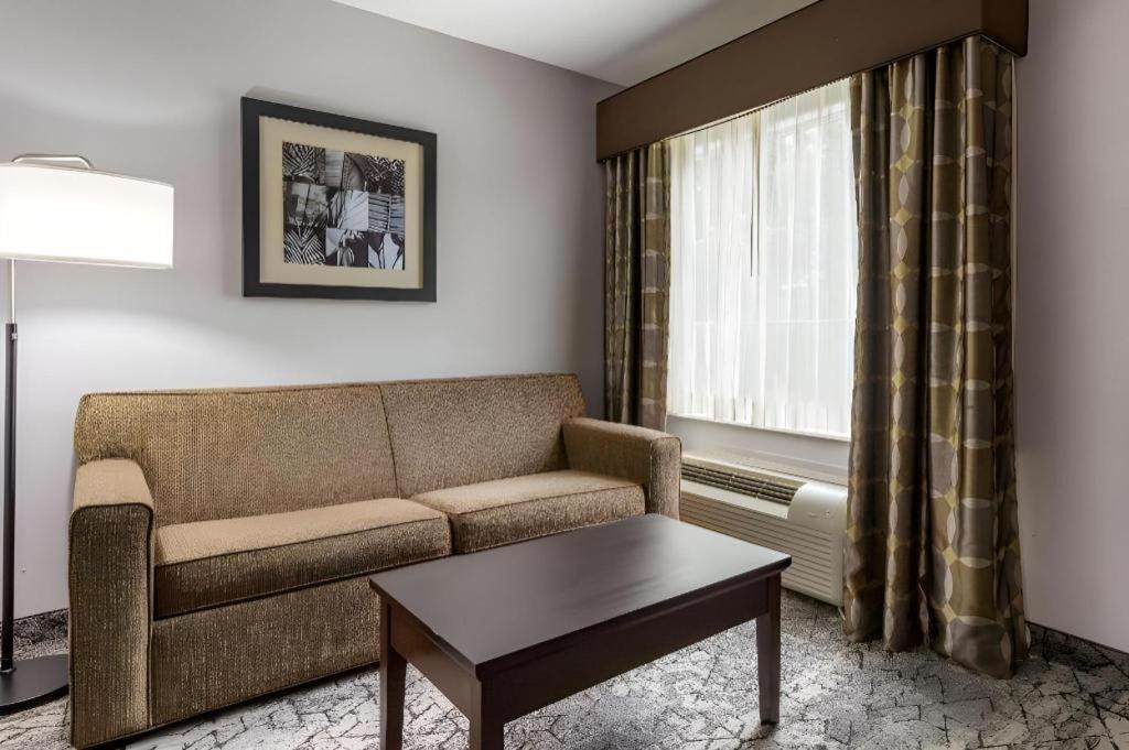 Best Western Oakdale Inn Екстериор снимка
